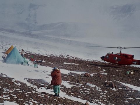 1977-179-D-Cowie-with-helo-for-departure.jpg