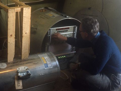 1978-155-E-Zeller-with-gieger-counter-equipment-at-Darwin-camp.jpg