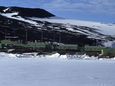 1992-012a-Scott-Base-from-the-sea-ice.jpg