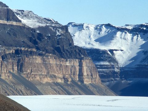 1998-078-Sandstone-and-dolerite-cliffs-at-Finger-Mountain-upper-Taylor-Glacier.jpg