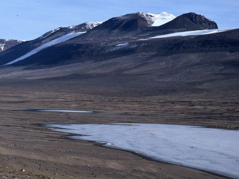 1992-046-Lake-Vanda-Vanda-Station-from-north-valley-side.jpg