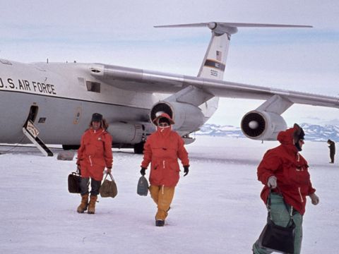 1977-002-Arrival-at-Williams-Field-G-Claridge-B-Miller-D-Cowie.jpg
