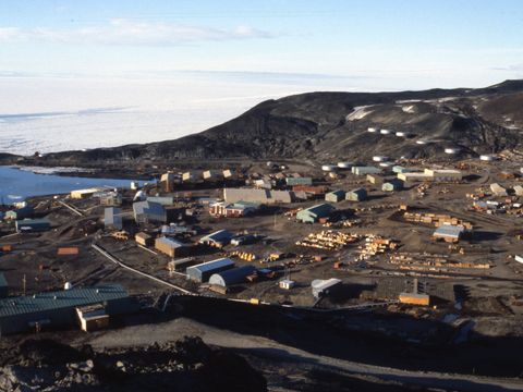 1990-021-McMurdo-Station-view.jpg
