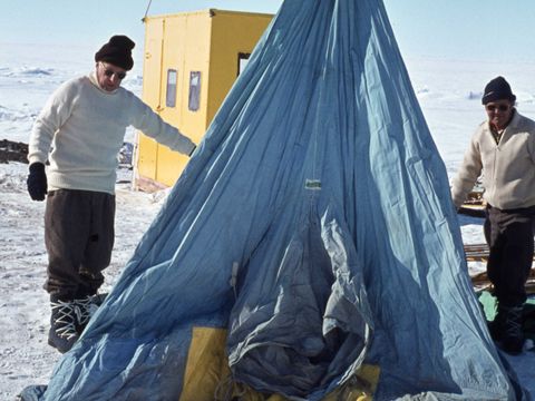 1977-011-B-Miller-D-Cowie-learning-how-to-pitch-a-tent.jpg