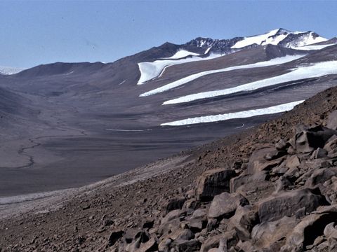 1992-093-View-of-Lower-Wright-Valley-and-the-alpine-glaciers.jpg