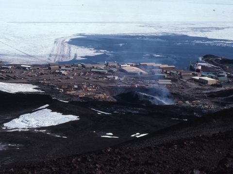 1990-227-Air-contamination-from-a-fire-at-McMurdo-Station.jpg