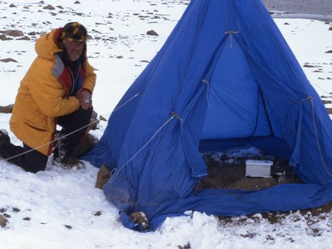 1992-149-G-Claridge-downloading-the-data-from-the-recording-site-at-Marble-Point.jpg