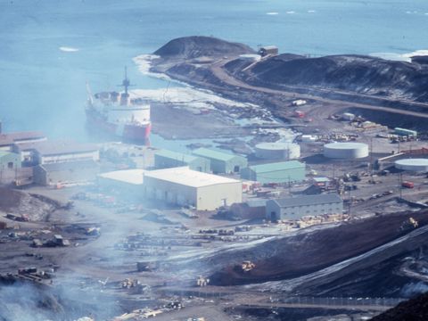 1990-229-Air-pollution-from-a-fire-at-McMurdo-Station.jpg