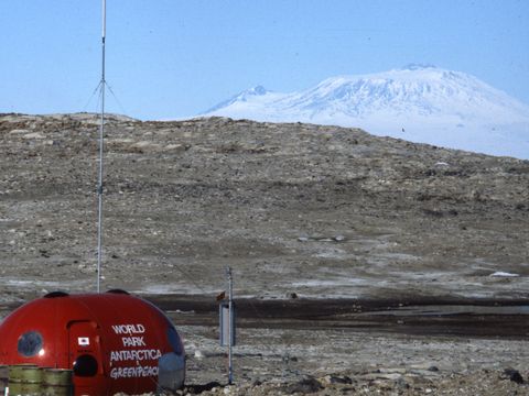 1990-073-Greenpeace-hut-on-proposed-Marble-Point-aircraft-runway.jpg