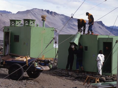 1994-104-Vanda-Station-demolition.jpg