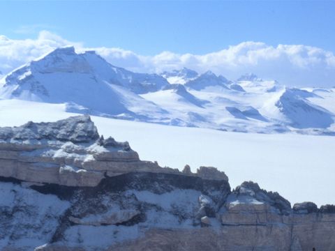 1998-032-West-Beacon-with-the-Inland-Forts-beyond-Upper-Taylor-Glacier-area.jpg