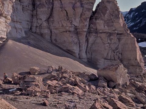 1982-305-Sand-accumulations-among-cliffs-near-the-Inland-Forts-Sessrumnir-Valley.jpg