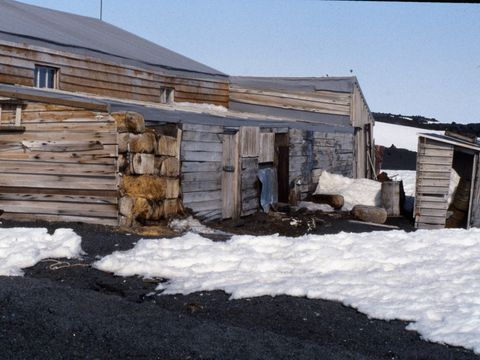 1991-286-Scotts-hut.jpg