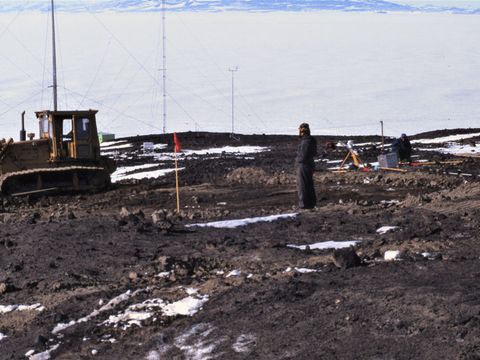 1994-012-G-Claridge-D-Campbell-at-Scott-Base-experimental-permafrost-site.jpg