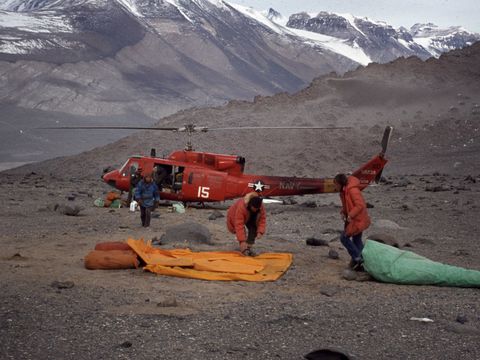 1977-324-Helo-pick-up-from-Bull-Pass-site.jpg