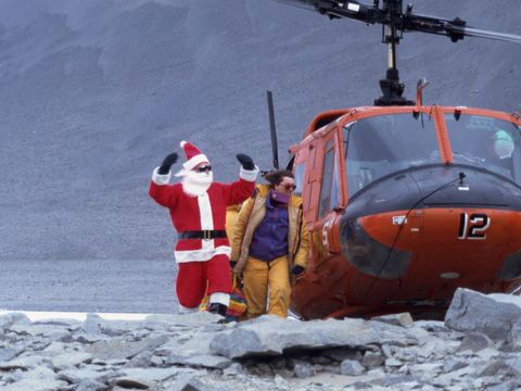 1992-022-Arrival-of-Santa-at-Vanda-Station.jpg