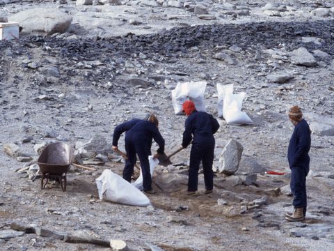 1992-117-D-Sheppard-two-Antartctic-experience-students-bagging-contaminated-soil-at-Vanda-Station.jpg