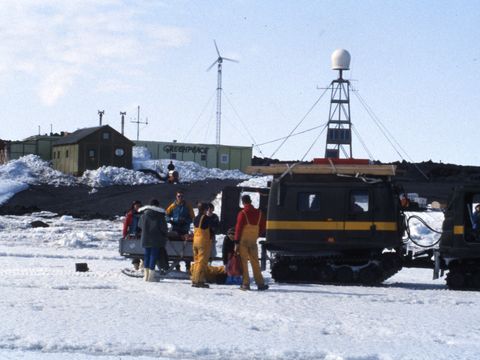 1991-278-Arrival-via-Scott-Base-transport-at-Greenpeace-World-Park-base.jpg