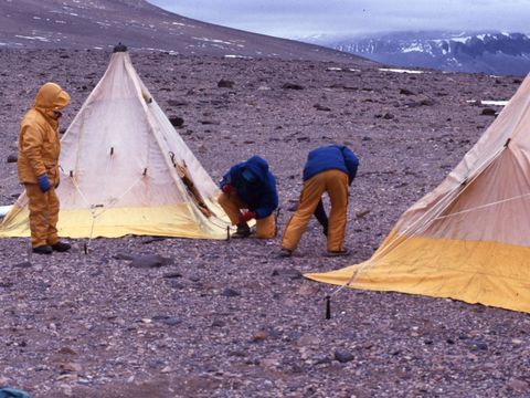 1995-022-Establishing-camp-in-the-Barwick-Valley.jpg