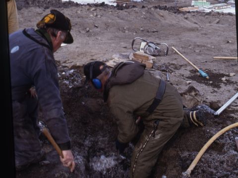 1994-016-Digging-out-a-stuck-drilling-tube-at-Scott-Base.jpg