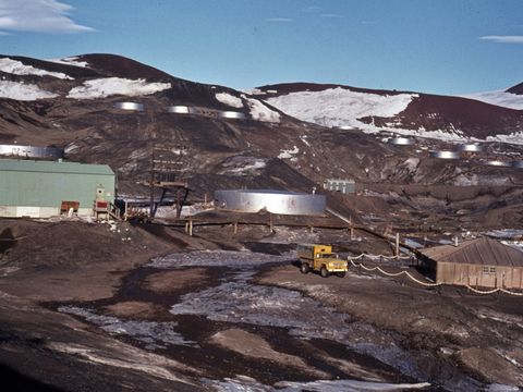 1979-04-Hut-Point-McMurdo.jpg