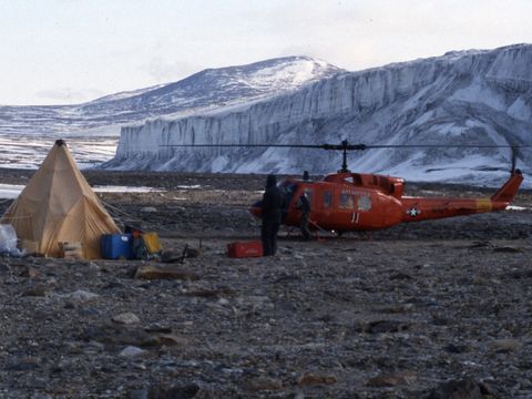 1991-207-Helo-landing-after-I-Campbell-AEARP-visit-to-Cape-Roberts.jpg