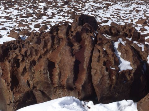 1998-027-Dolerite-boulder-grooved-by-long-term-chemical-weathering.jpg