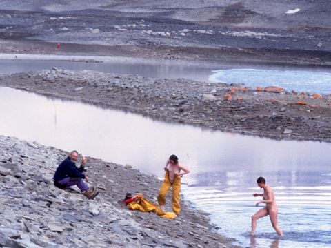 1992-103-D-Sheppard-recording-a-lake-Vanda-swim-by-US-scientists-D-Wall-L-Powers.jpg