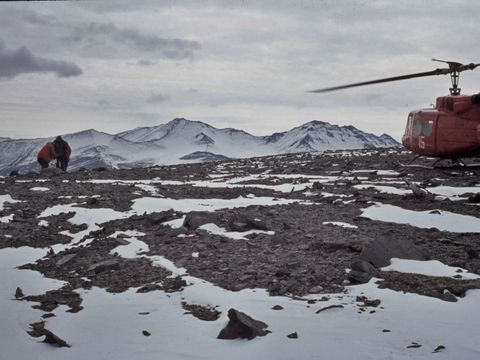1977-323-Asgard-Range-reconassance-examination.jpg