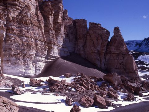 1995-085-Sandstone-cliffs-in-Sessrumnir-Valley.jpg
