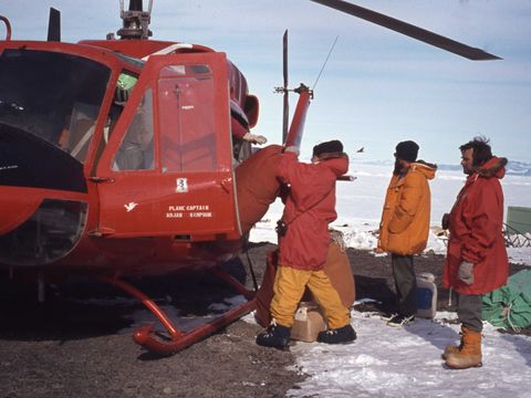 1977-121-B-Miller-unknown-G-Claridge-loading-helo.jpg