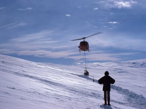 1979-160-Erebus-recovery-removing-remains.jpg