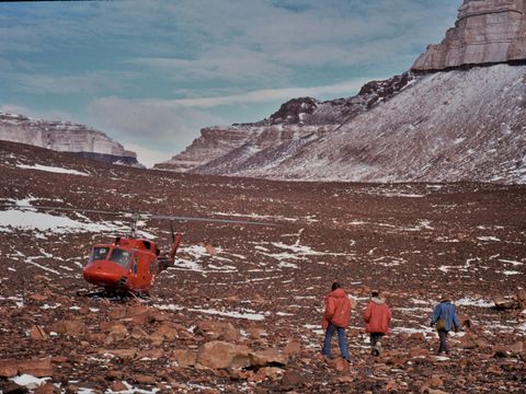 1977-315-Valley-at-Beacon-Heights-for-reconassance-examination-G-Claridge-helo-pilots.jpg